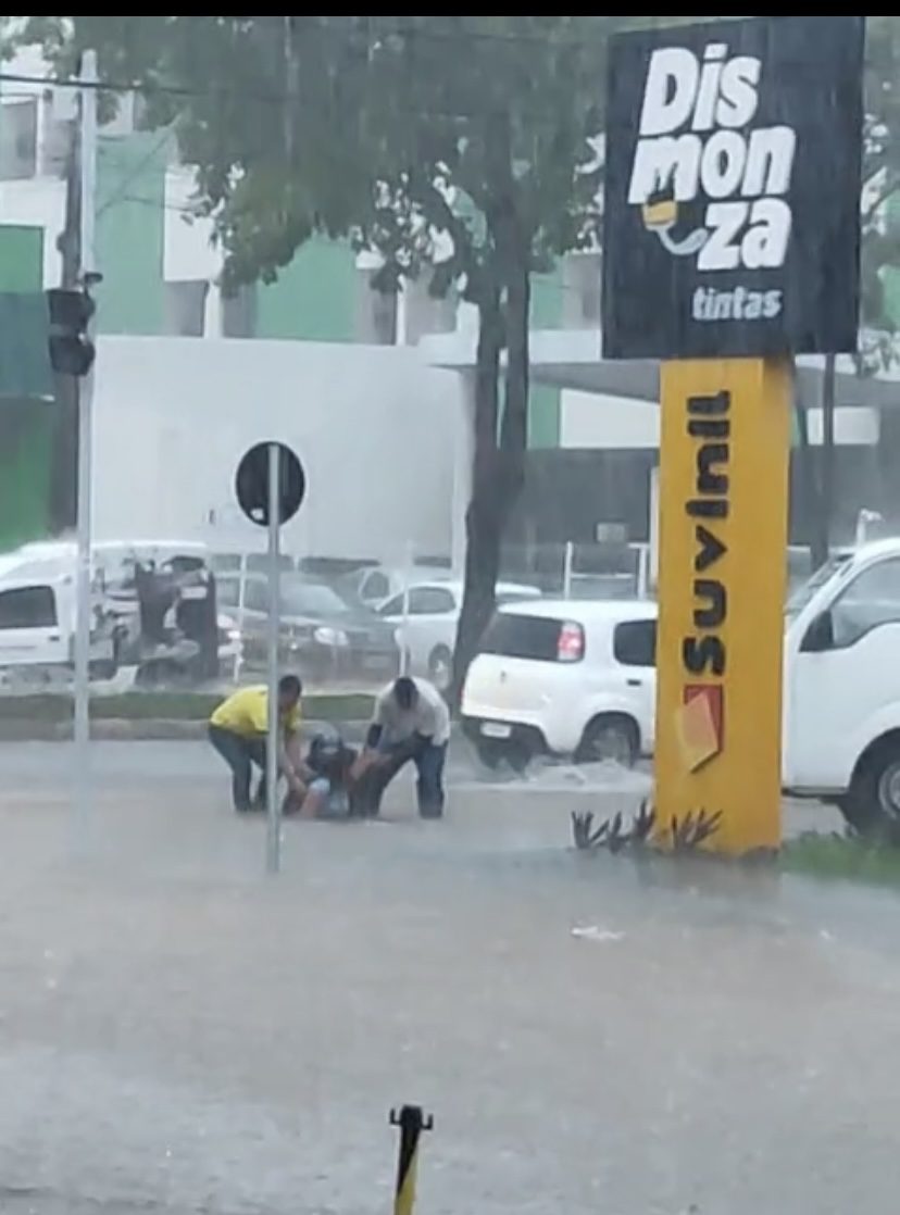 CHUVA FORTE - Mulher cai dentro de bueiro na Avenida Rio Madeira