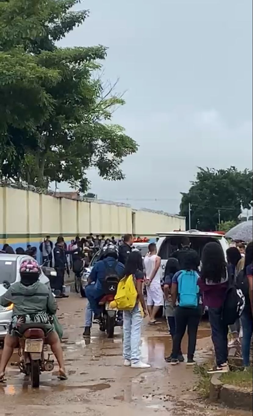 URGENTE — Polícia Militar prende criminosos armados em frente à escola na zona leste