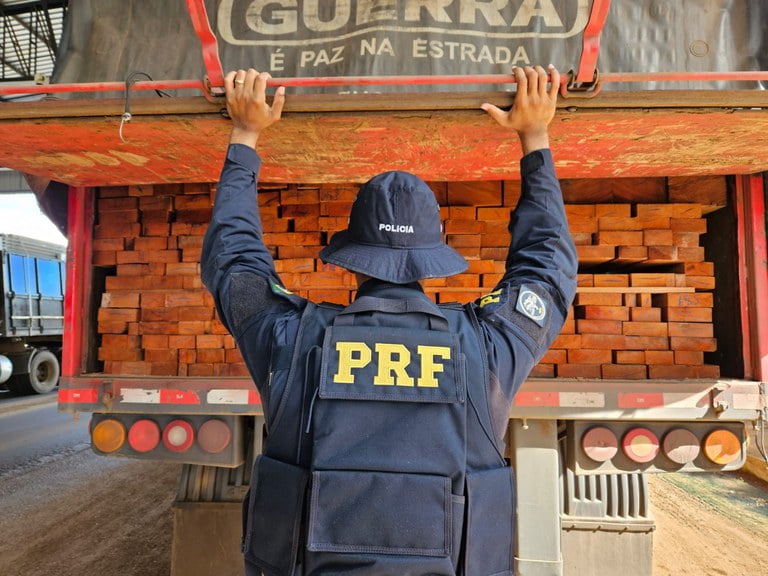 PRF identifica caminhão transportando madeira de forma ilegal em RO