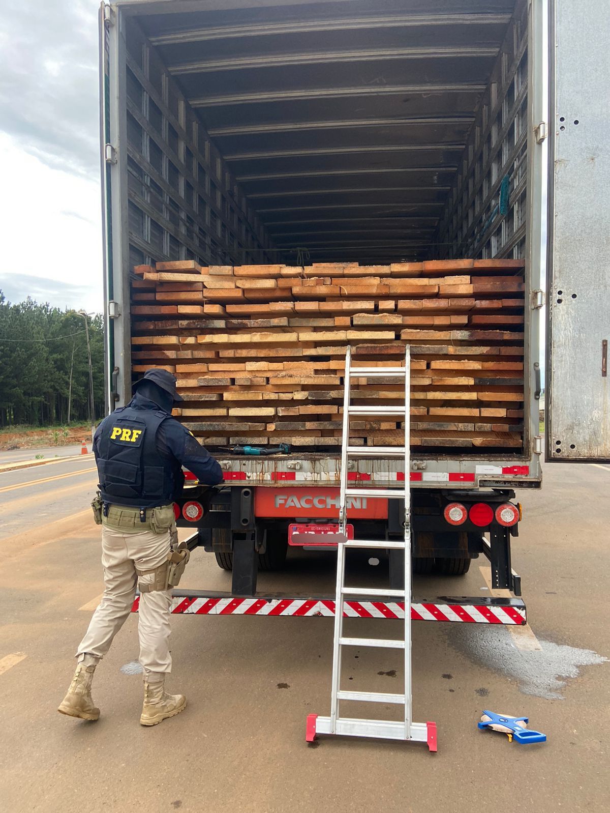PRF realiza três grandes apreensões de produtos florestais que eram transportados ilegalmente em RO