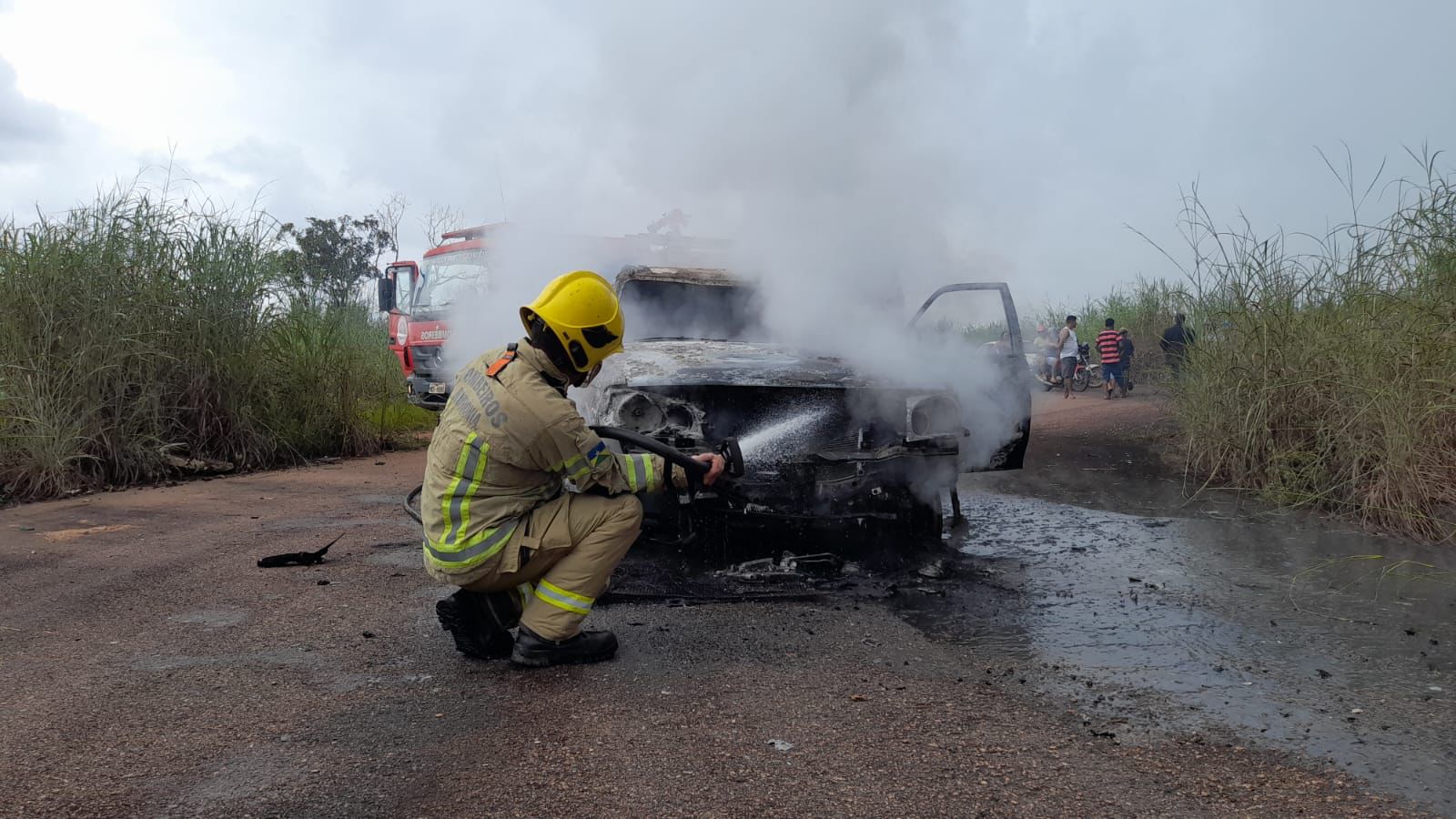 Criminosos fortemente armados fazem arrastão no Aeroclube de Porto Velho e incendeiam veículo.