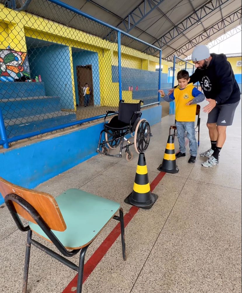 Professor de escola pública usa a Educação Física como forma de inclusão para aluno com Encefalopatia e viraliza na internet