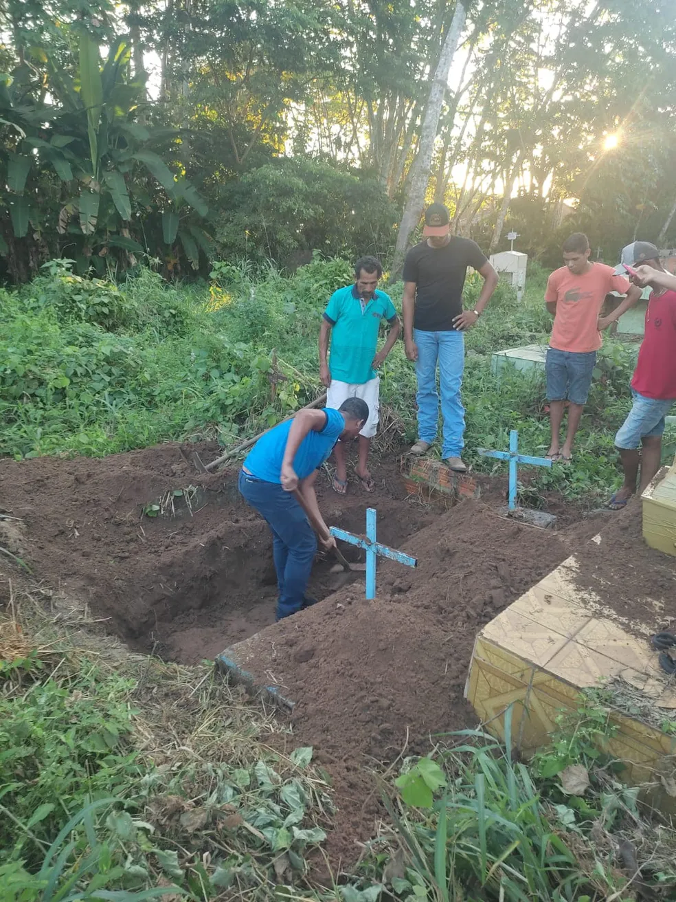 Família é flagrada abrindo cova para enterrar familiar