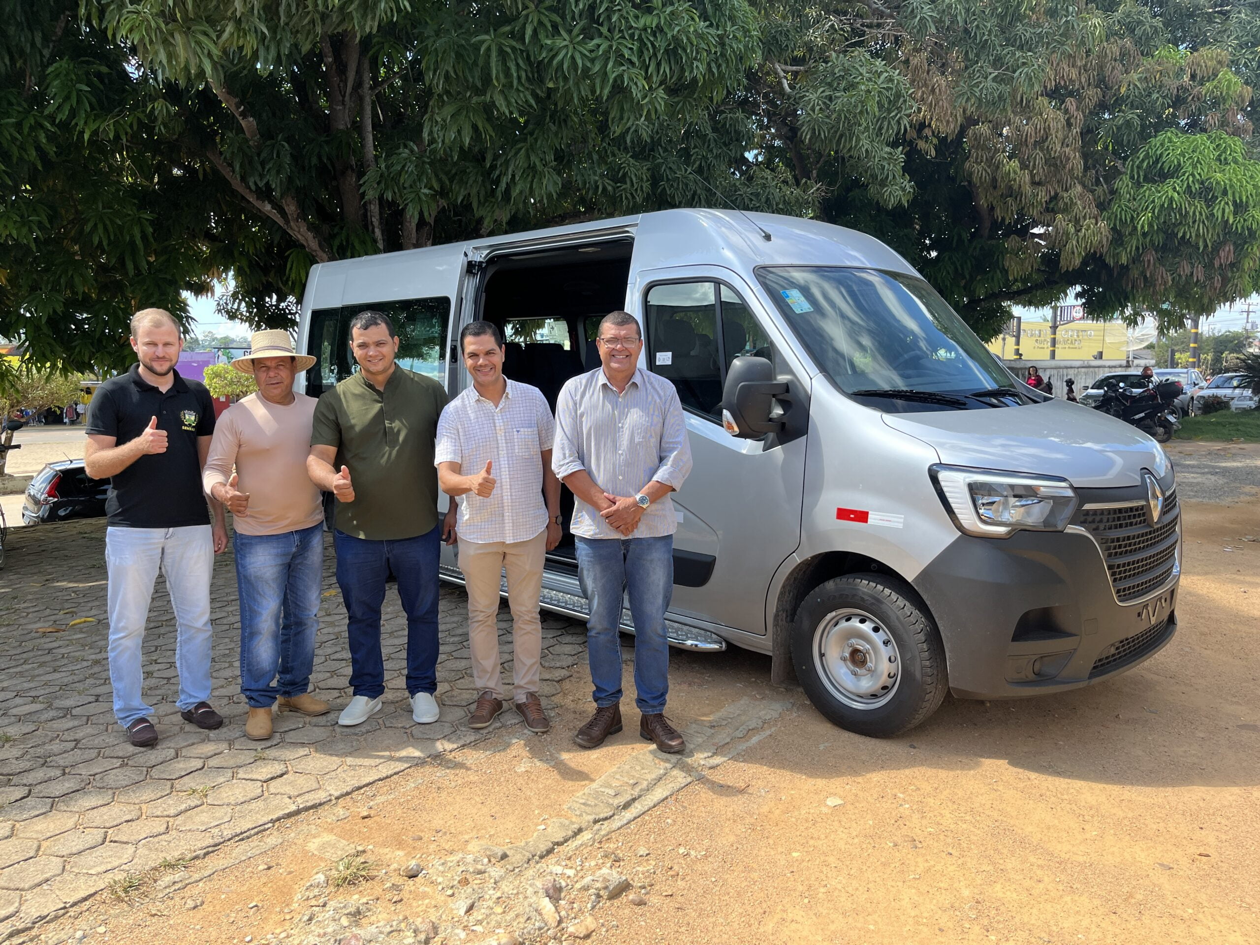 Deputado Cássio Gois em parceria com ex-deputado Lazinho destina van para trasporte de pacientes