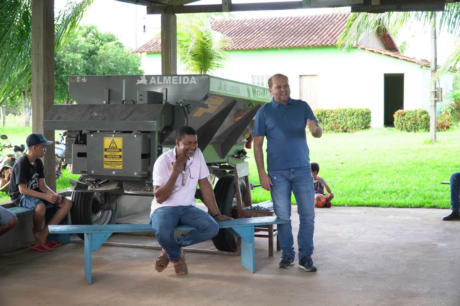 Deputado Cirone Deiró assegura emendas para associações rurais adquirir máquina de café em RO
