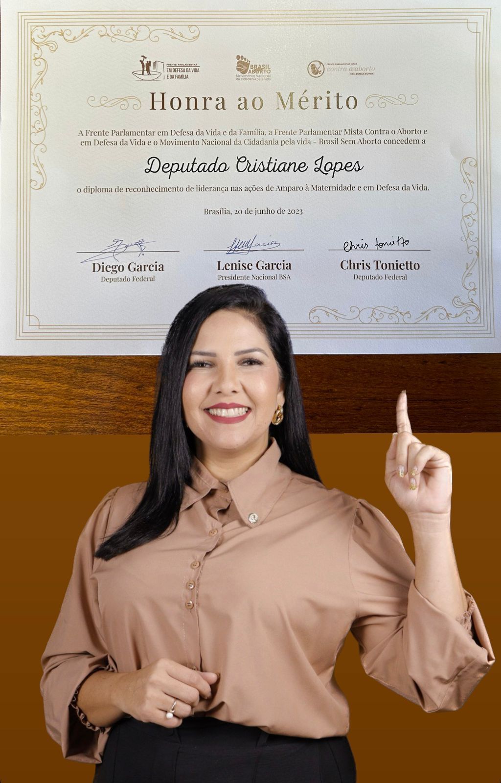 Na Câmara dos Deputados, Cristiane Lopes recebe diploma de reconhecimento nas ações de amparo à maternidade e em defesa da vida