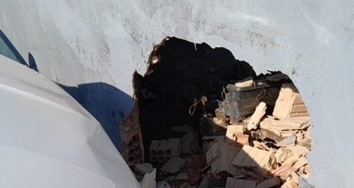 Colisão entre veículos resulta em destruição de um muro