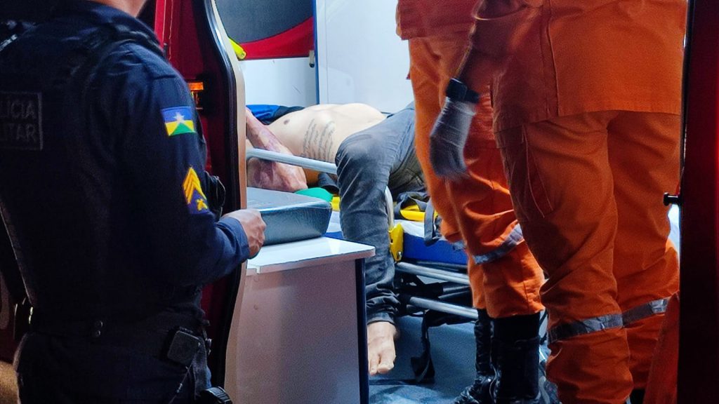 Briga — Homem leva golpes de facão após discussão