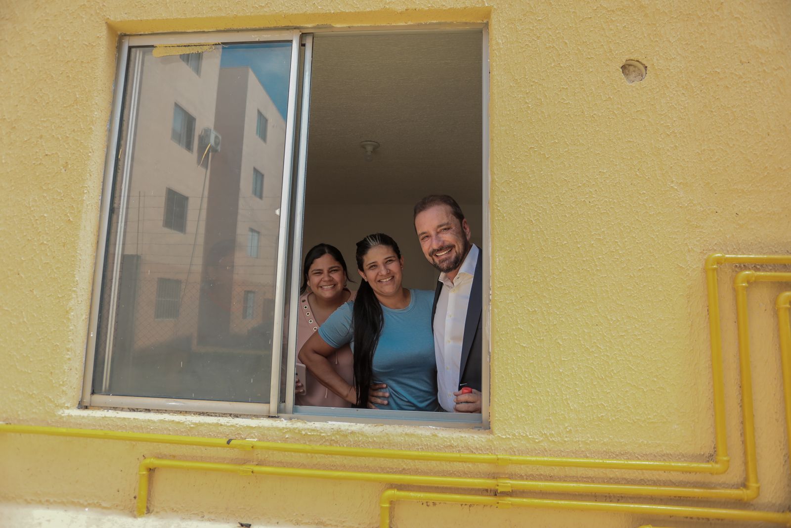 OPINIÃO DE PRIMEIRA - São 30 milhões para casas populares e mais 30 milhões para 56 ruas de um só bairro Hildon Chaves não para de anunciar obras