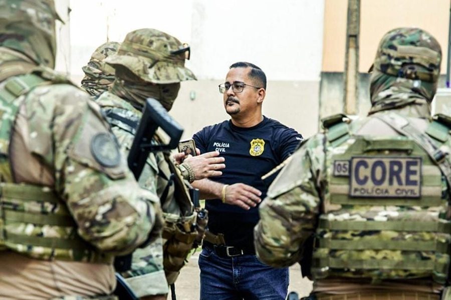 Secretário de Segurança veste a farda e participa de operação da Draco