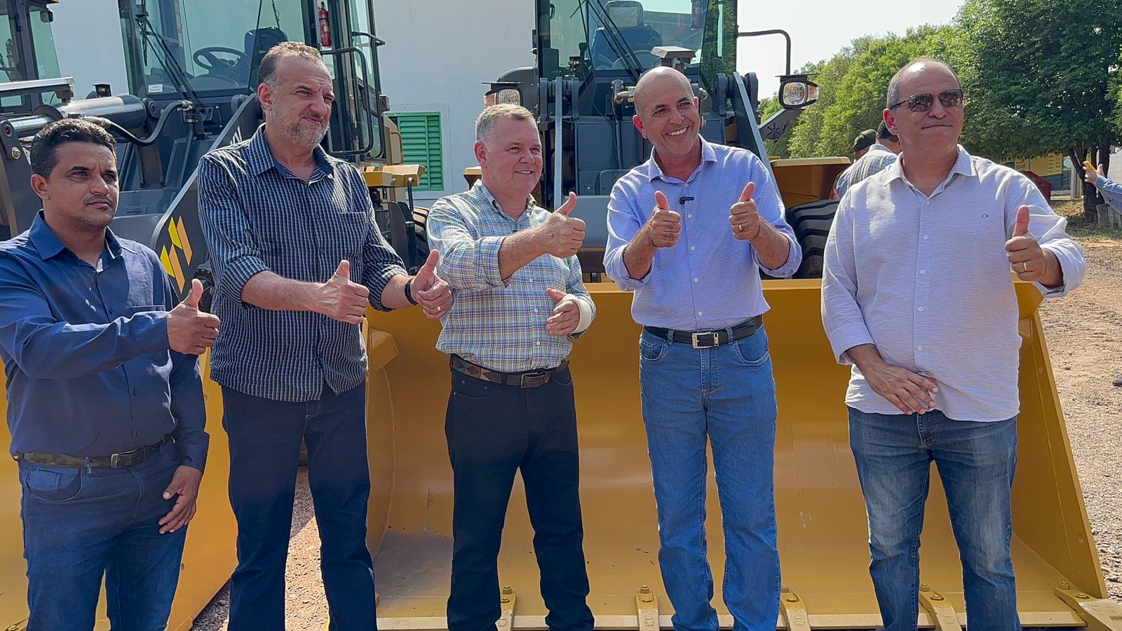 A pedido de Ismael Crispin, deputado Federal Lúcio Mosquini entrega implementos agrícolas para Alvorada do Oeste