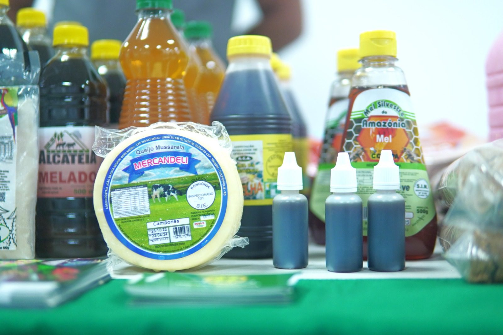 Alimentação saudável e semijoias são ofertadas na Feira de exposição no hall da Alero