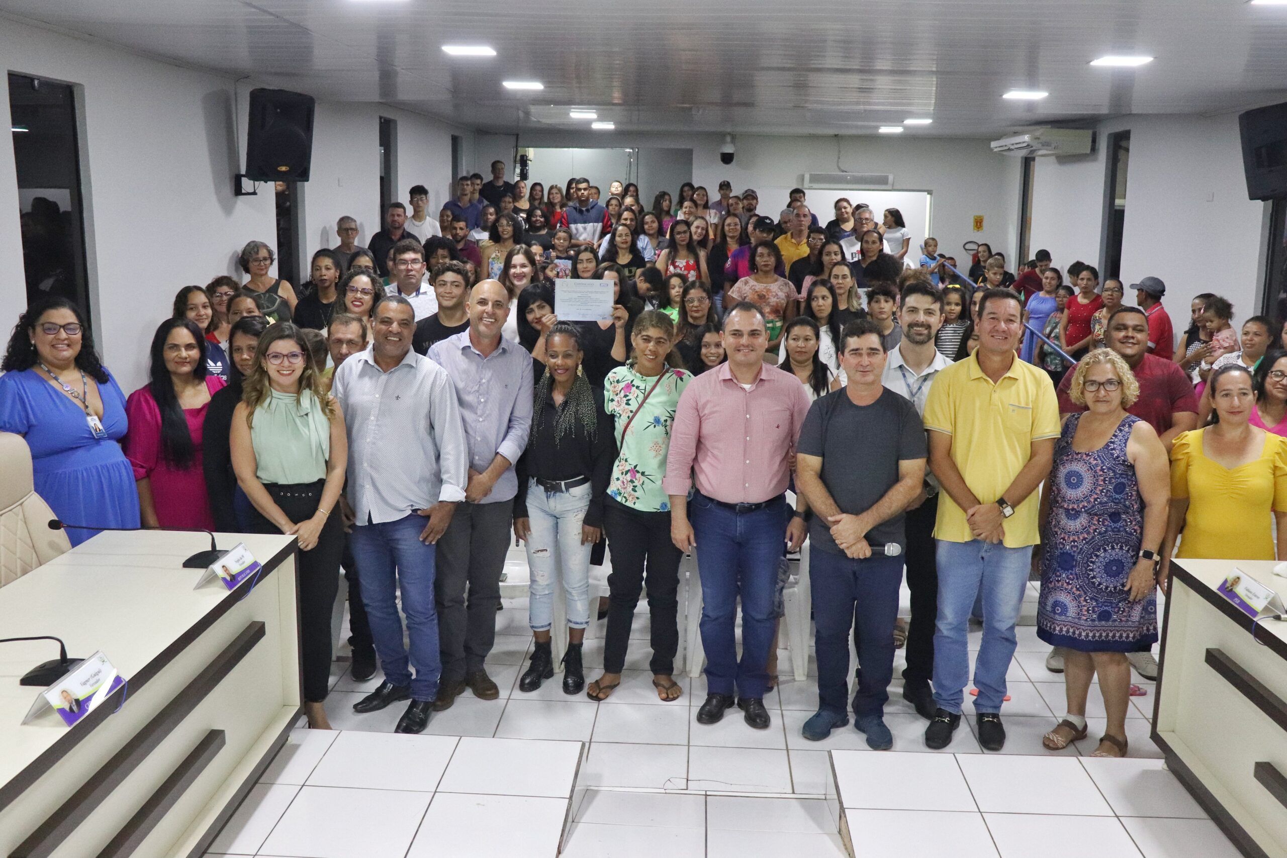 Deputado Ismael Crispin e Vice-Governador Sérgio Gonçalves celebram capacitação profissional com entrega de certificados