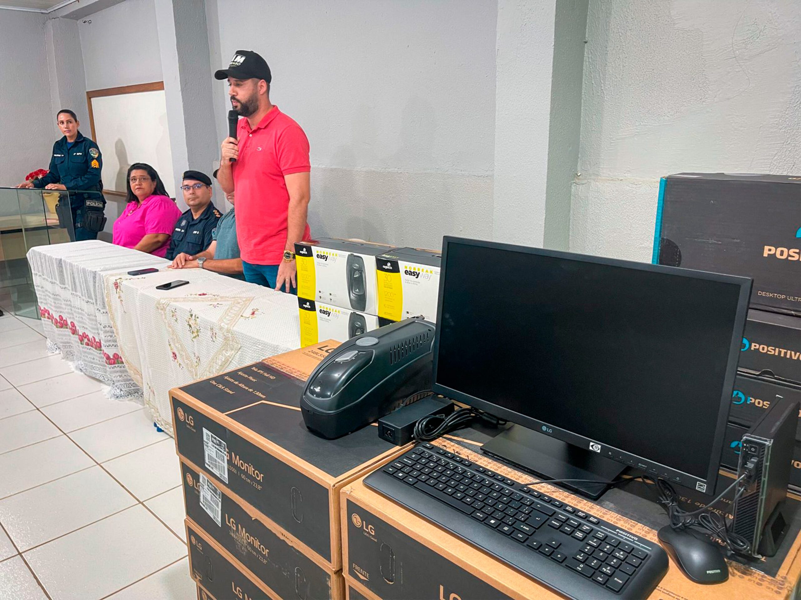 Deputado Nim Barroso entrega equipamentos de informática para Polícia Militar Mirim, em Ji-Paraná