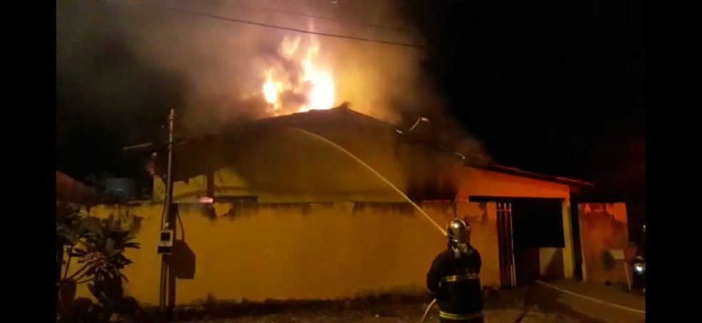 INCÊNDIO CRIMINOSO: Homem é acusado de colocar fogo na residência da ex-mulher