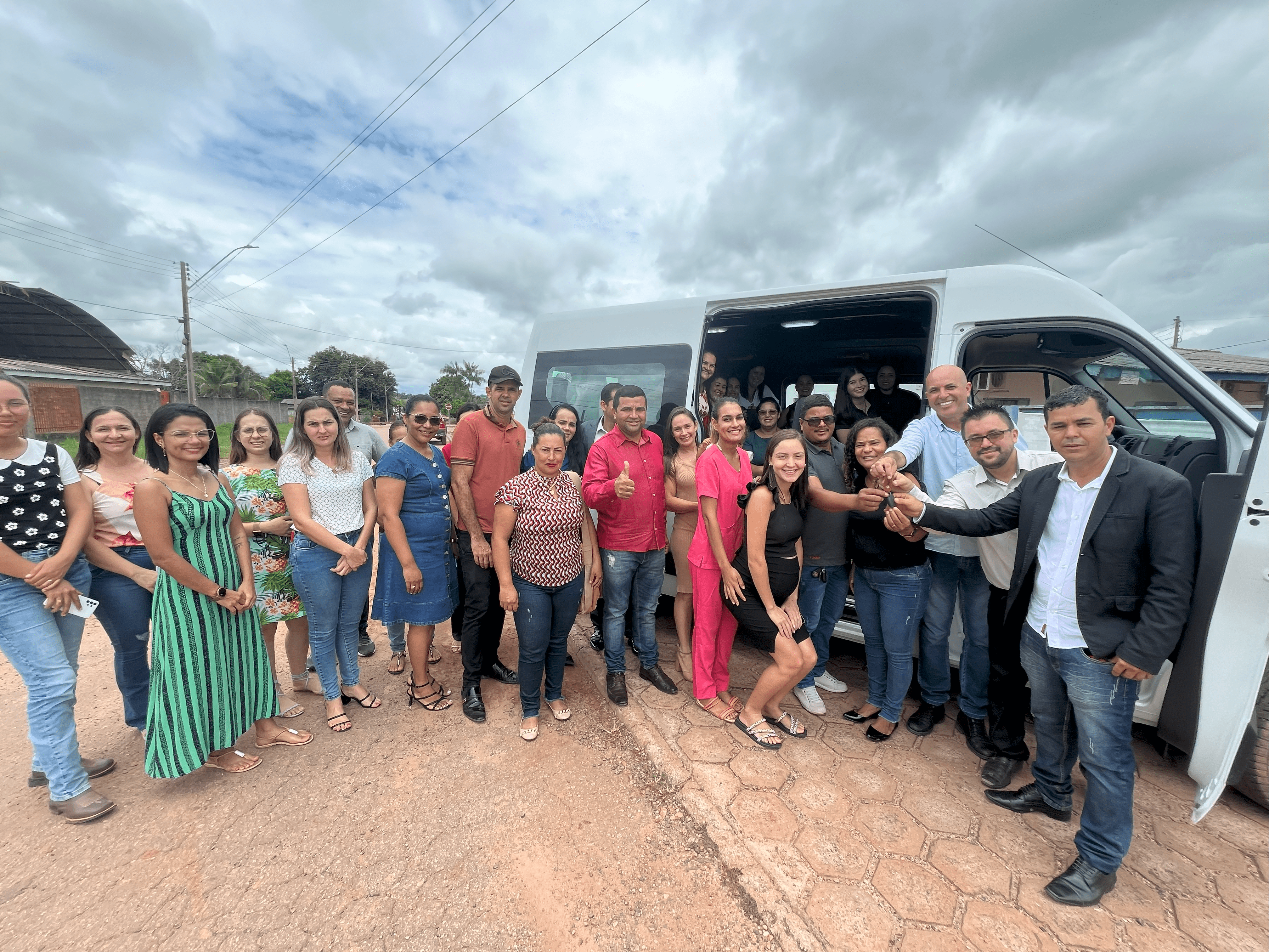 Deputado Ismael Crispin entrega van para reforçar saúde em Parecis
