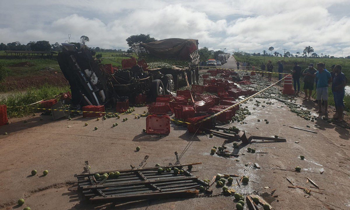 PRF confirma morte após colisão entre caminhões em Extrema