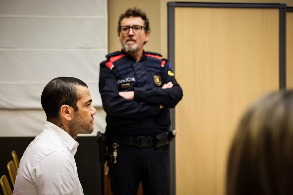 Preso há um ano, Daniel Alves começa ser julgado por estupro em tribunal da Espanha