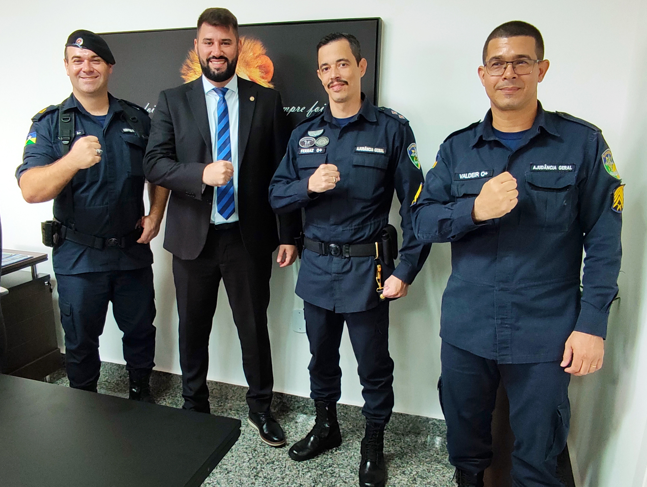 A Banda de Música da PMRO agradece ao deputado Nim Barroso pela aquisição de instrumentos.
