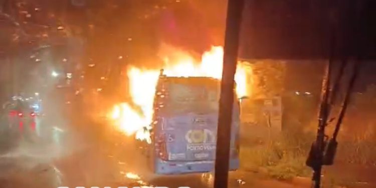URGENTE: Outro ônibus é incendiado em Porto Velho