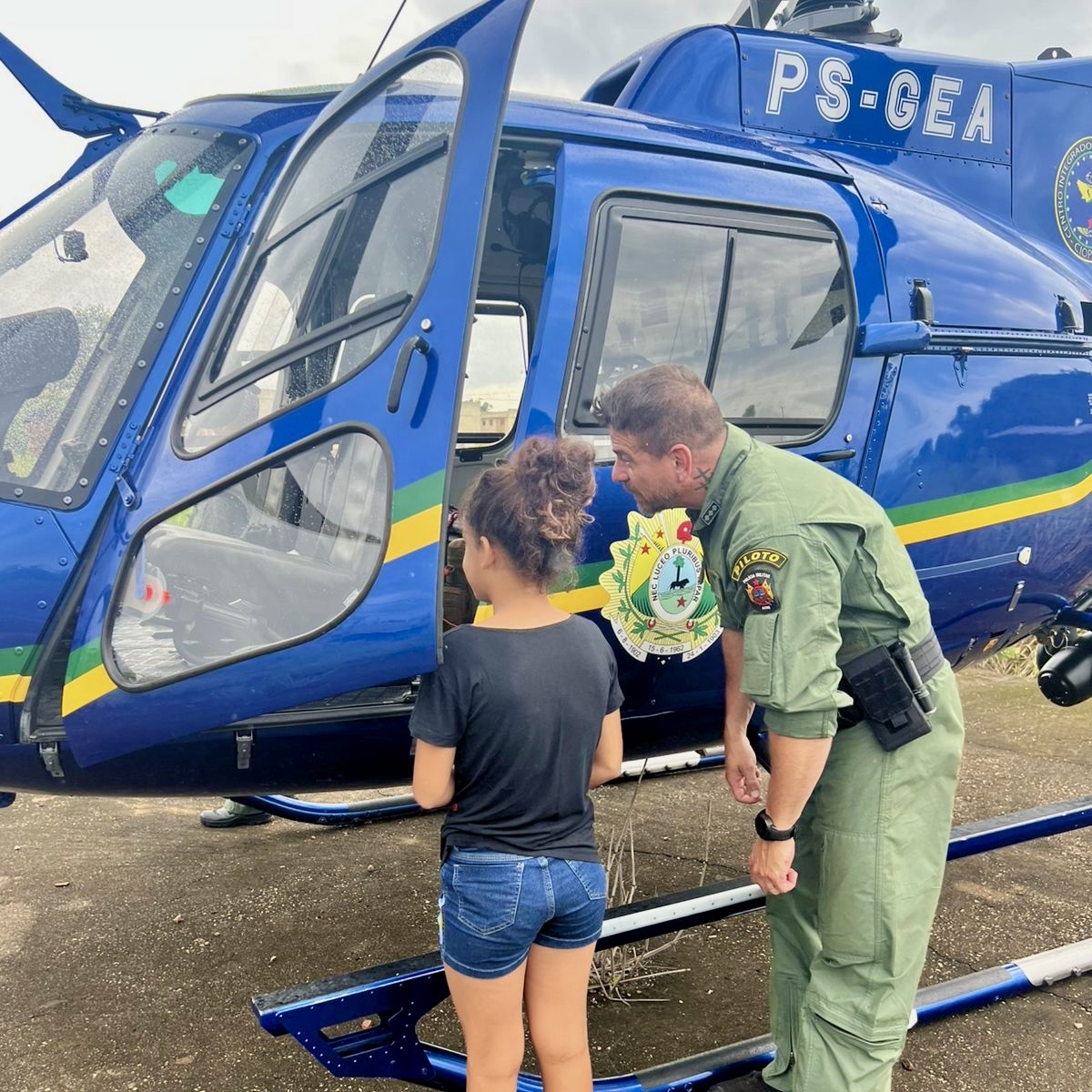 Policiais brincam e dão atenção para as crianças durante as ações nos residenciais