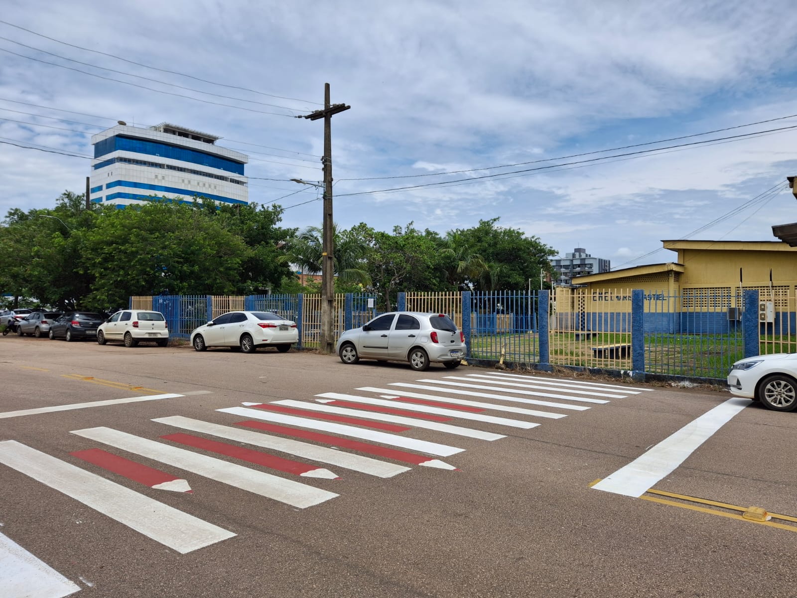 Vereador Dr. Júnior Queiroz tem solicitação de revitalização de faixas de pedestres na Escola Marise Castiel atendida