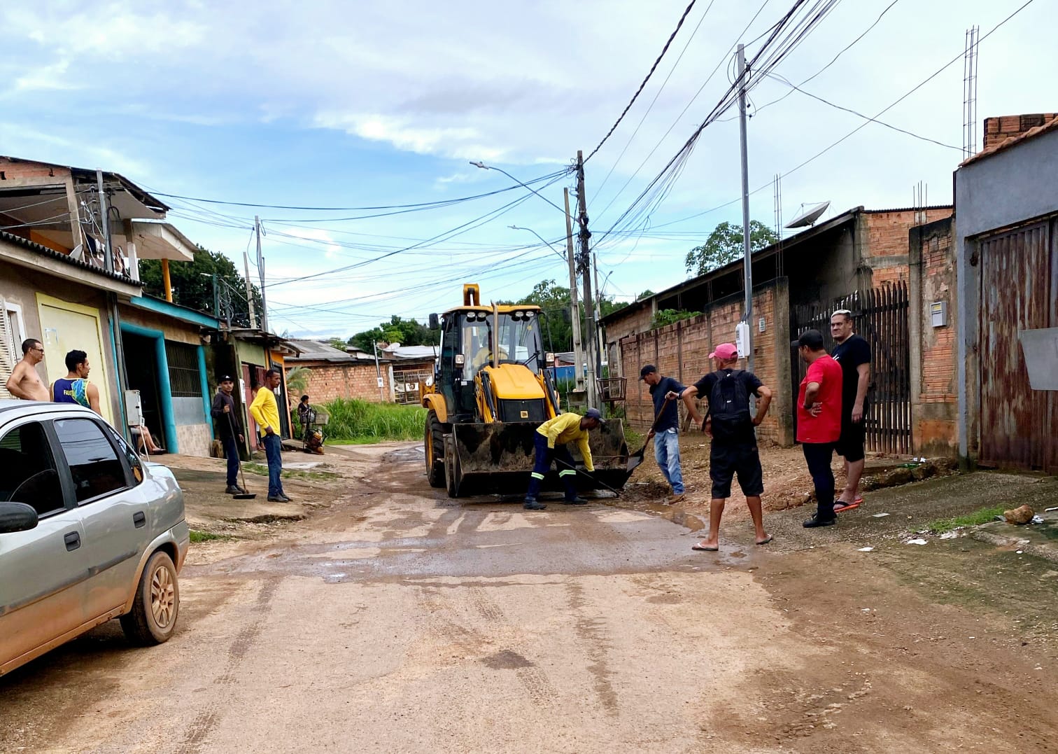 Prefeitura realiza operação tapa-buracos nos bairros Tucumanzal e Roque a pedido do vereador Júnior Queiroz