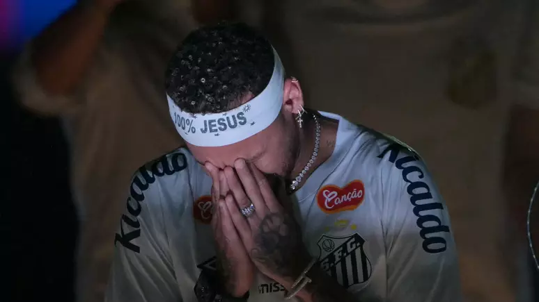 Neymar chora e se emociona ao voltar ao Santos: “Voltei para casa”