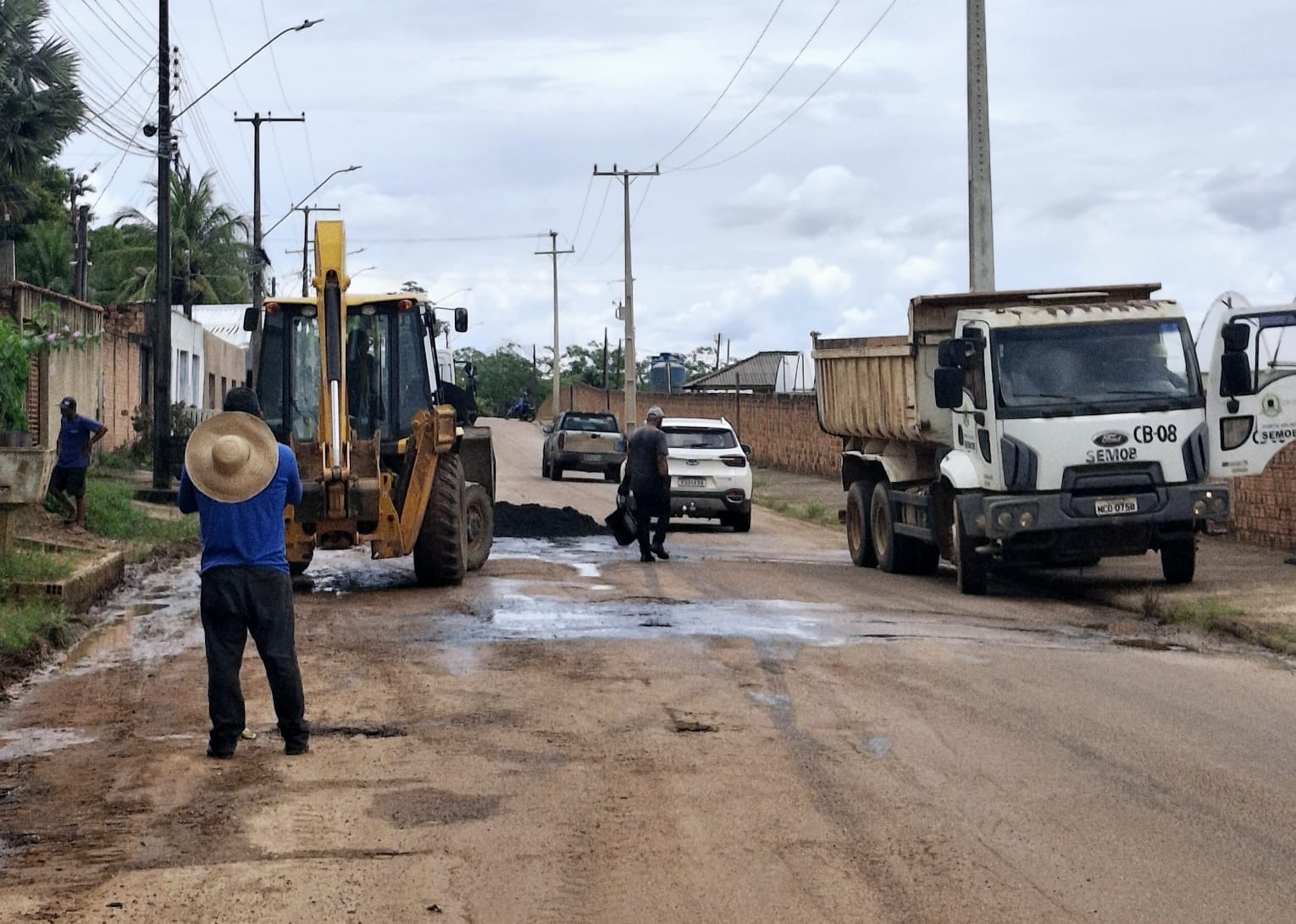 Prefeitura realiza tapa buracos na Rua Oleiros a pedido do vereador Júnior Queiroz