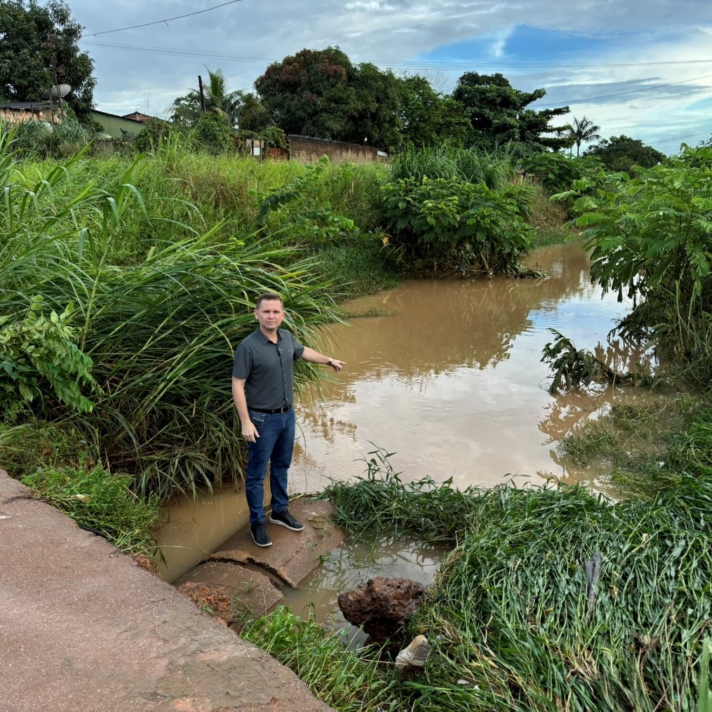 VEREADOR PASTOR BRUNO LUCIANO VISITA RUA NO BAIRRO NOVO HORIZONTE PARA OUVIR DEMANDAS SOBRE ALAGAMENTOS CAUSADOS POR CÓRREGO