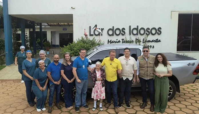 Em Vilhena, Deputado Luizinho Goebel visita Lar dos Idosos Maria Tereza Da Lamarte e entrega veículo Hilux