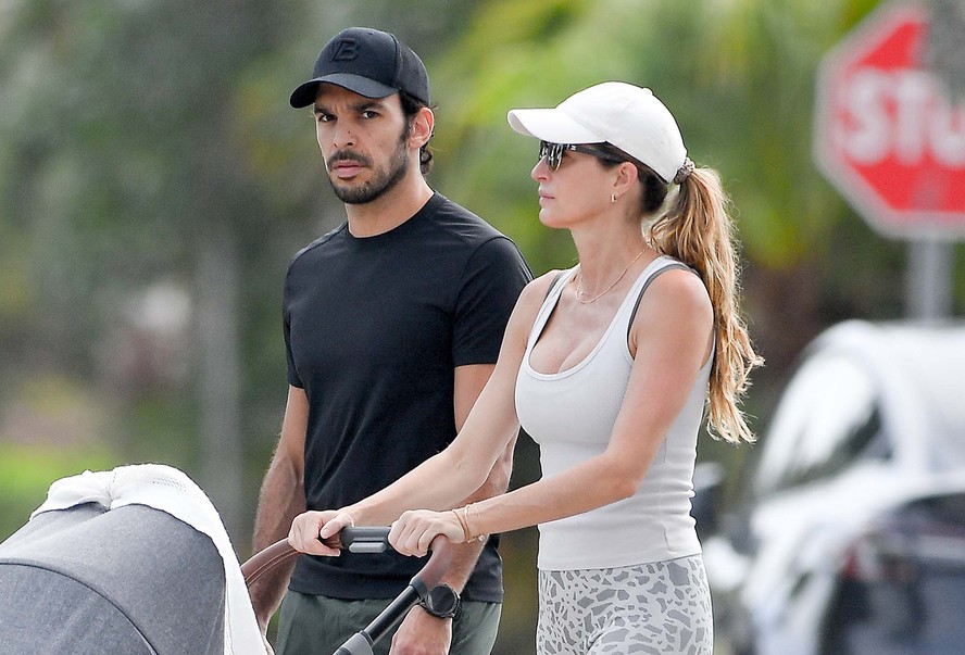 Gisele Bündchen beija Joaquim Valente em primeira aparição do casal com o filho