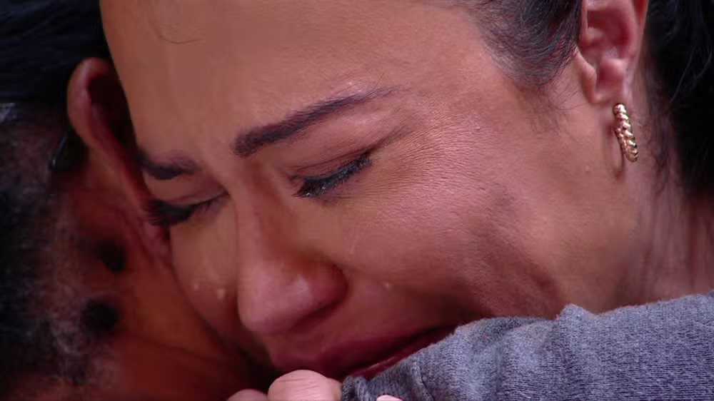 Gracyanne chora, admite “roubo” de comida no BBB, e desabafa sobre comer já ter comido comida do lixo