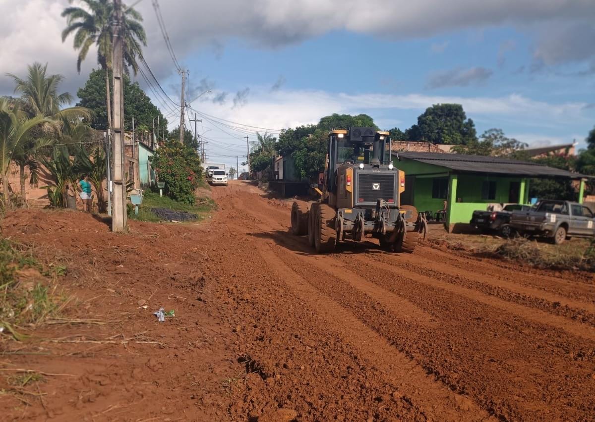 Semob Realiza Patrolamento e Cascalhamento na Rua Bandonion no Bairro Castanheira a pedido do vereador Dr Júnior Queiroz