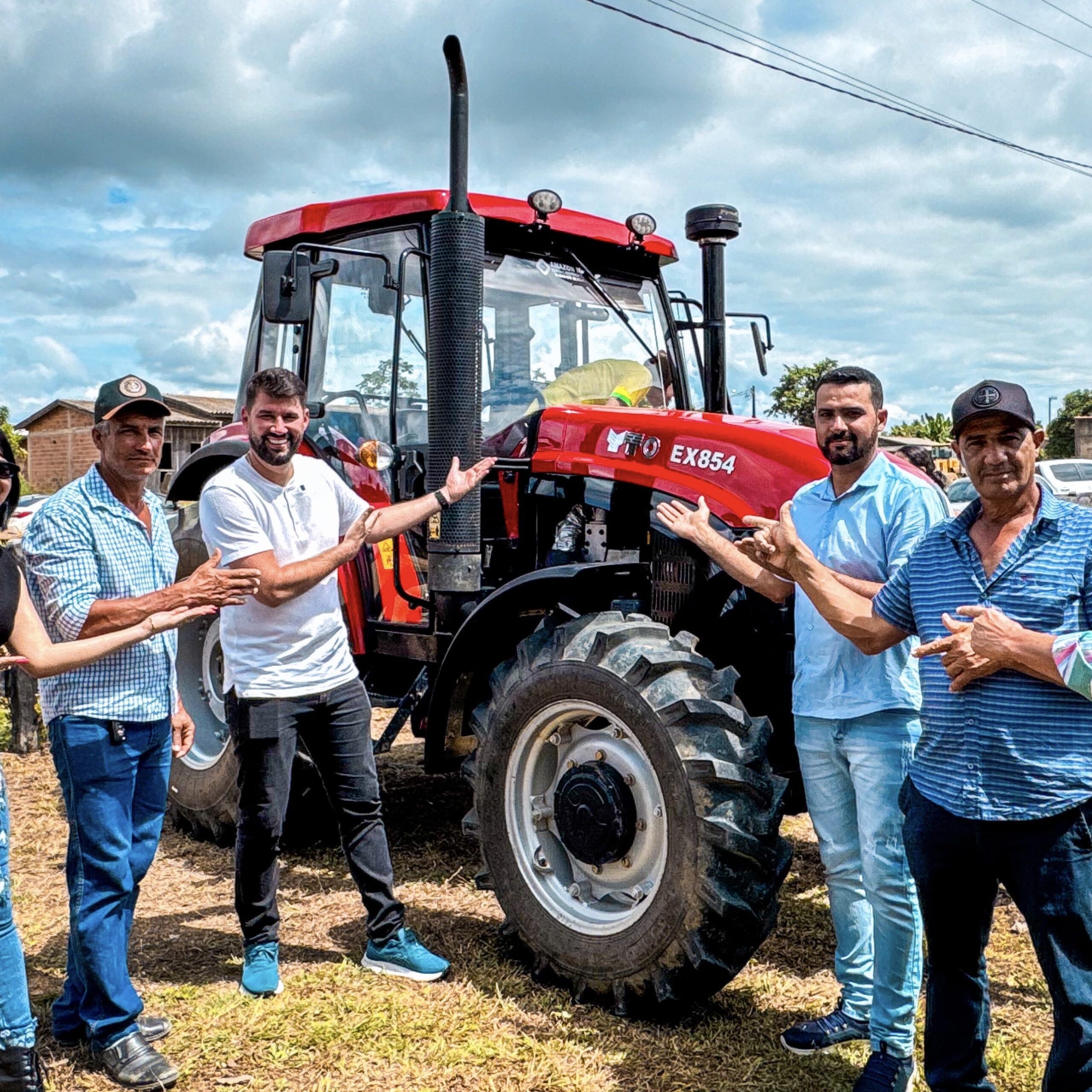 Deputado Nim Barroso entrega trator para associação de produtores rurais em Machadinho D’Oeste