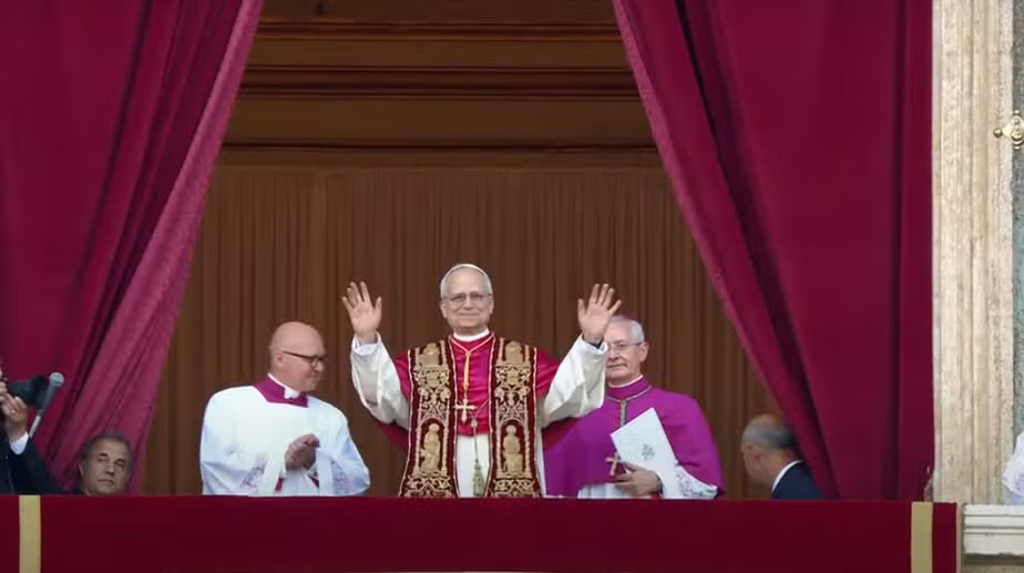 Robert Francis Prevost escolhe nome Leão XIV e é o novo papa