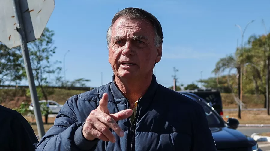 Quais são os crimes citados na decisão de colocar tornozeleira em Bolsonaro