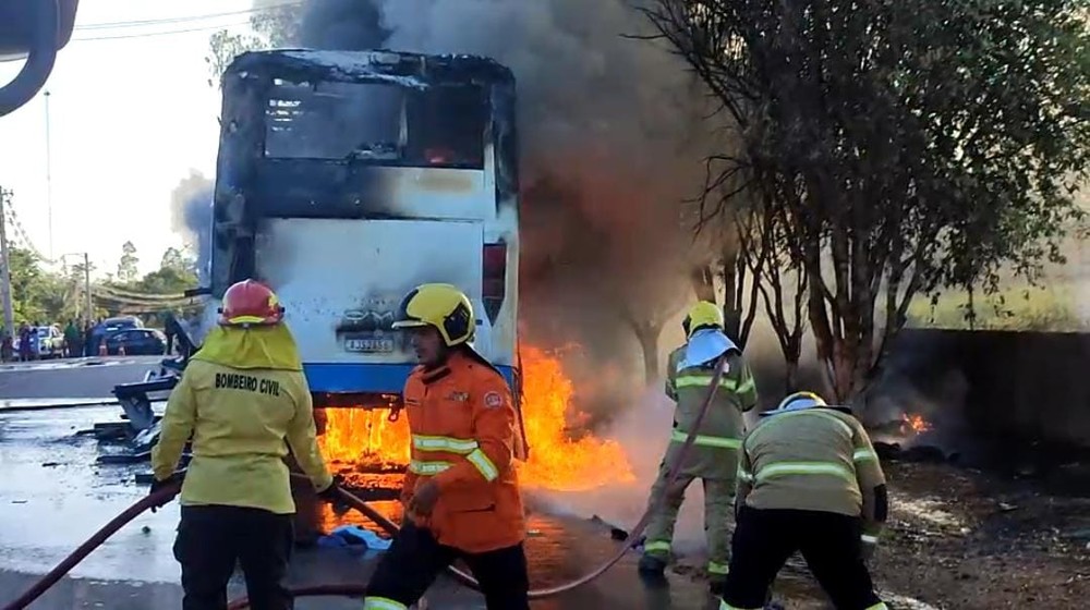 Ônibus que transportava fiéis pega fogo em Ariquemes, RO