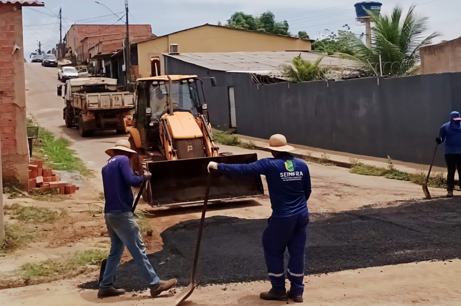 Seinfra atende pedido do vereador Dr. Júnior Queiroz e realiza operação tapa-buracos na Rua Samuel Rego, no bairro Roque