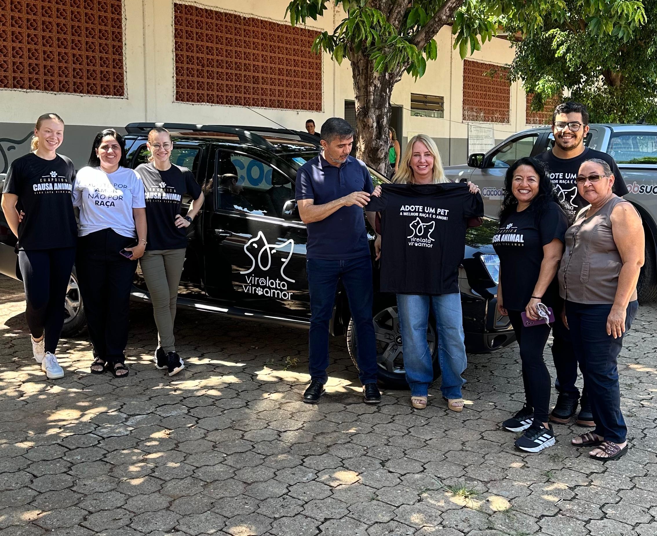 Ieda Chaves entrega veículo a associação de proteção animal em Cacoal