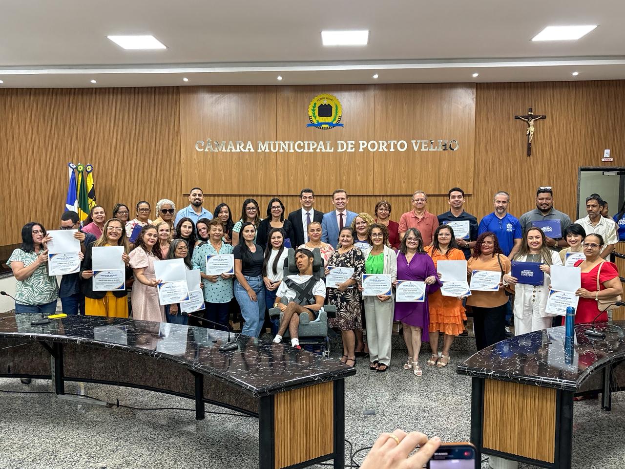 VEREADOR PASTOR BRUNO LUCIANO HOMENAGEIA APAE PORTO VELHO COM ENTREGA DE MOÇÃO DE APLAUSO
