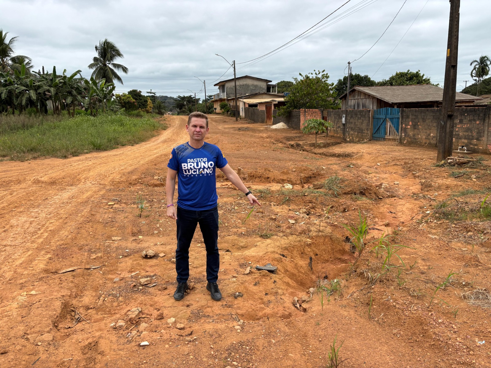 VEREADOR PASTOR BRUNO LUCIANO VISITA UNIÃO BANDEIRANTES, OUVE MORADORES E ACOMPANHA DE PERTO PROBLEMAS EM VIA DO DISTRITO