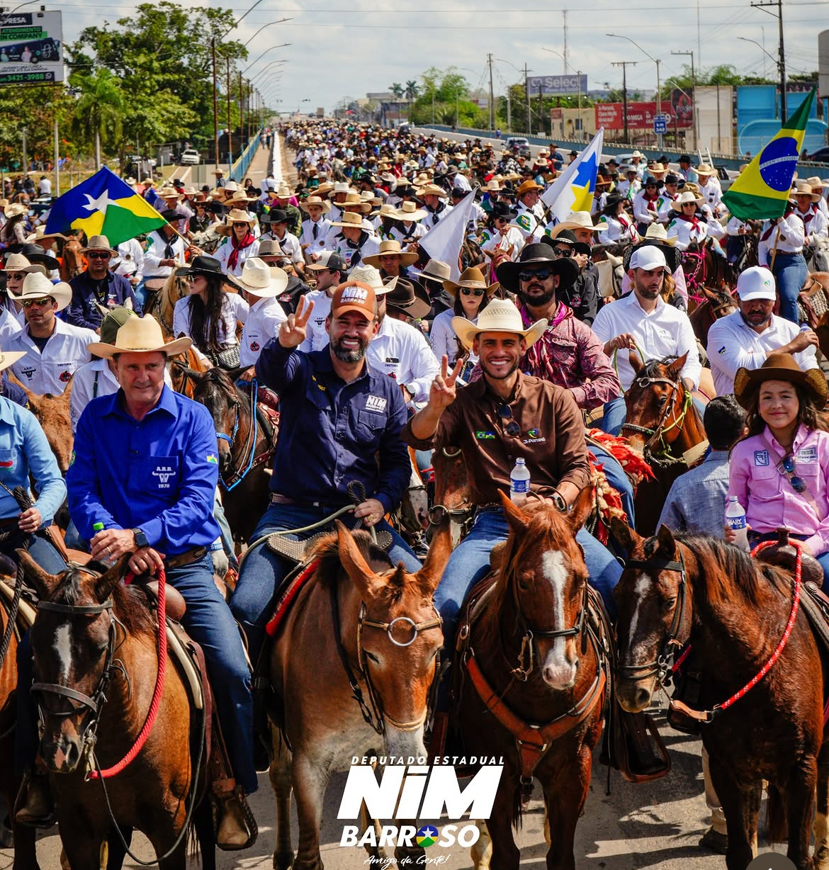 Nim Barroso acompanha a tradicional cavalgada da 45ª Expojipa ao lado do prefeito Affonso Cândido