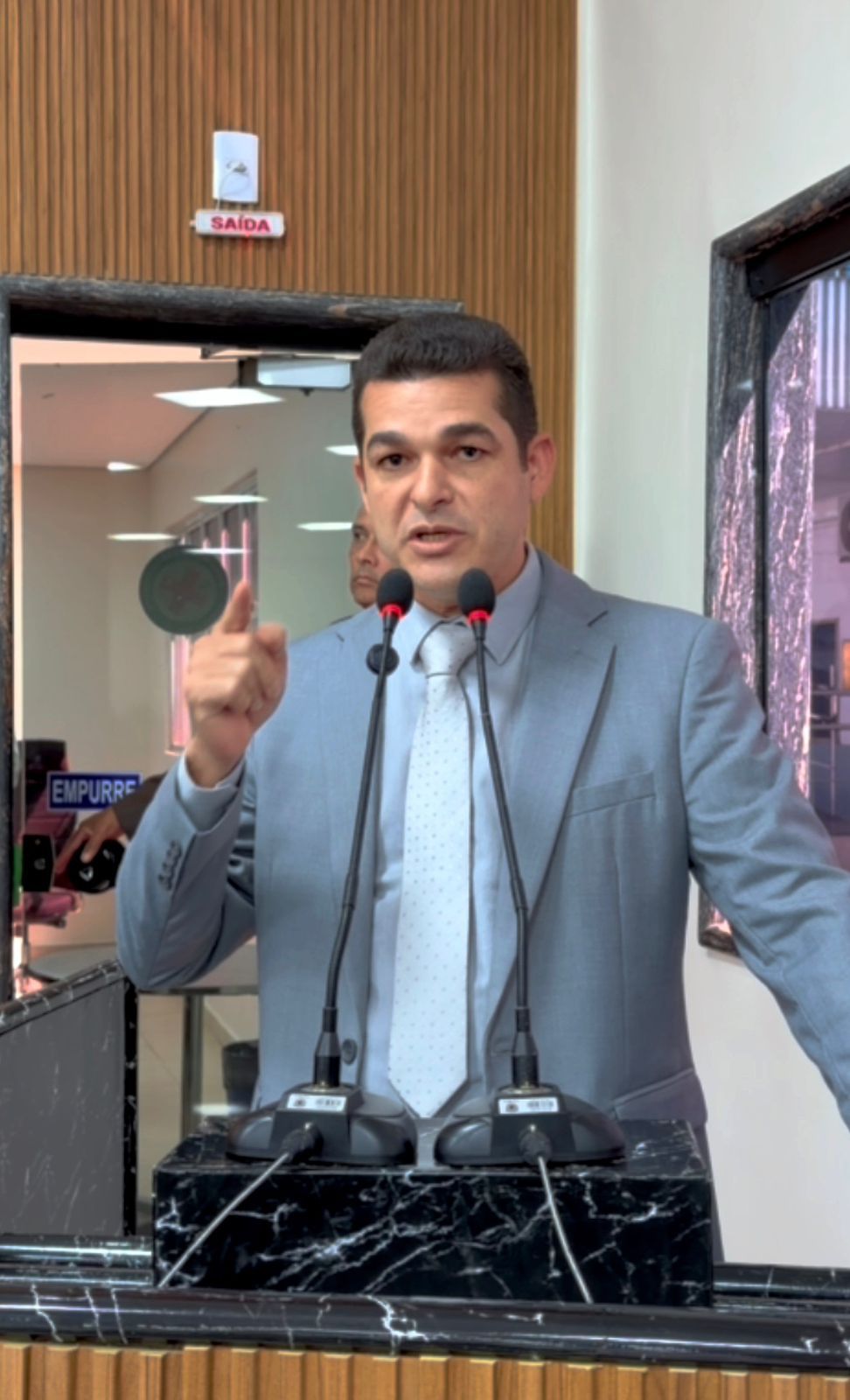 Adalto de Bandeirantes denuncia caos no transporte escolar e dispara contra empresa responsável pelo abastecimento da frota