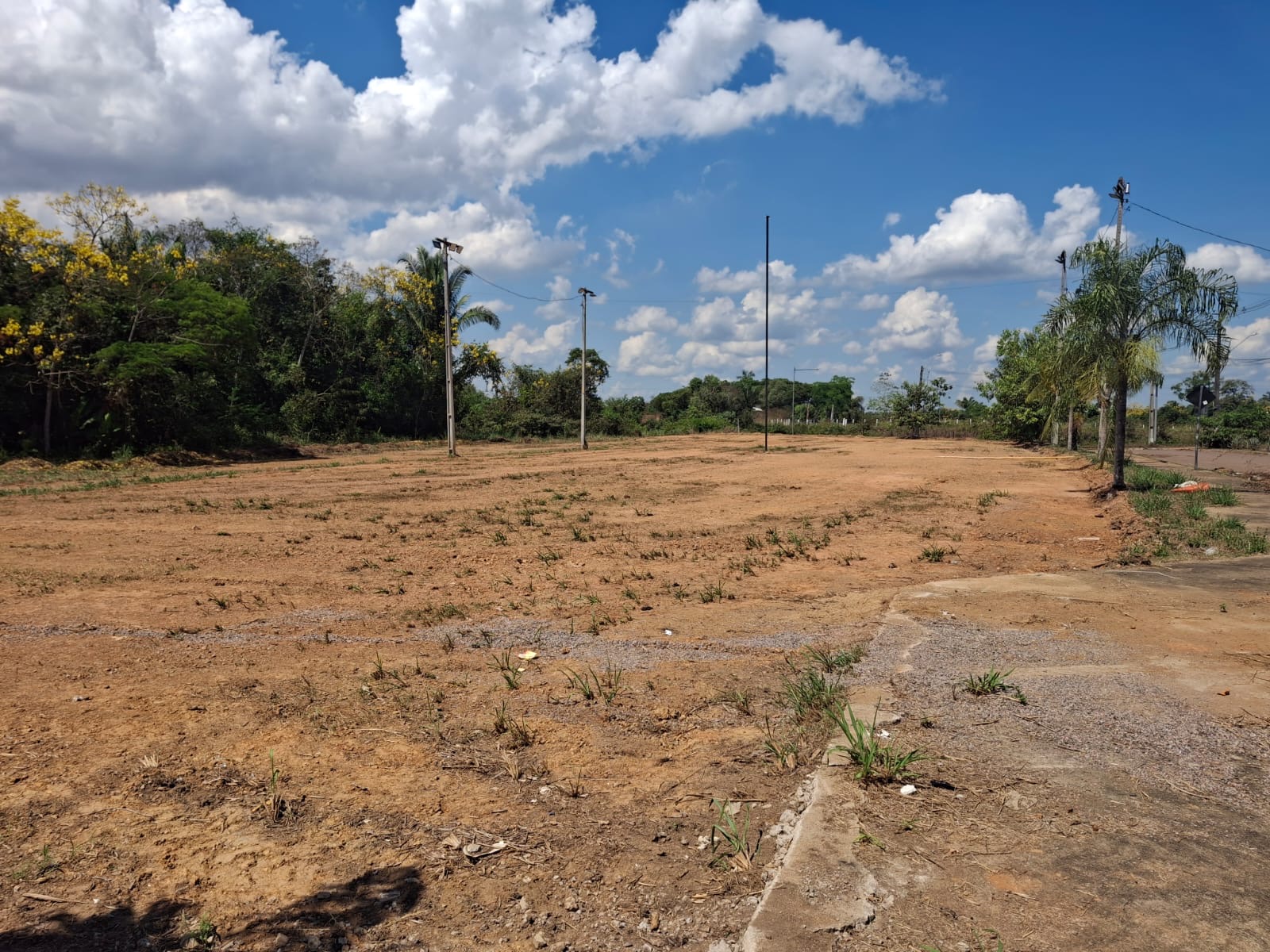 Prefeitura atende solicitação do vereador Dr. Júnior Queiroz e realiza limpeza e nivelamento da área do futuro campo de futebol da Vila DNIT