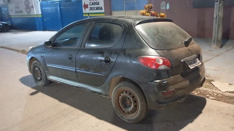 Adolescentes são apreendidos depois de pintarem carro furtado na zona leste