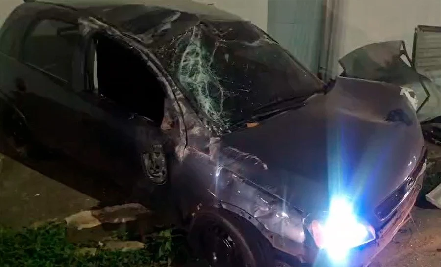 Vídeo: Corsa fica destruído depois de motorista trafegar pela contramão e capotar várias vezes no centro de Porto Velho