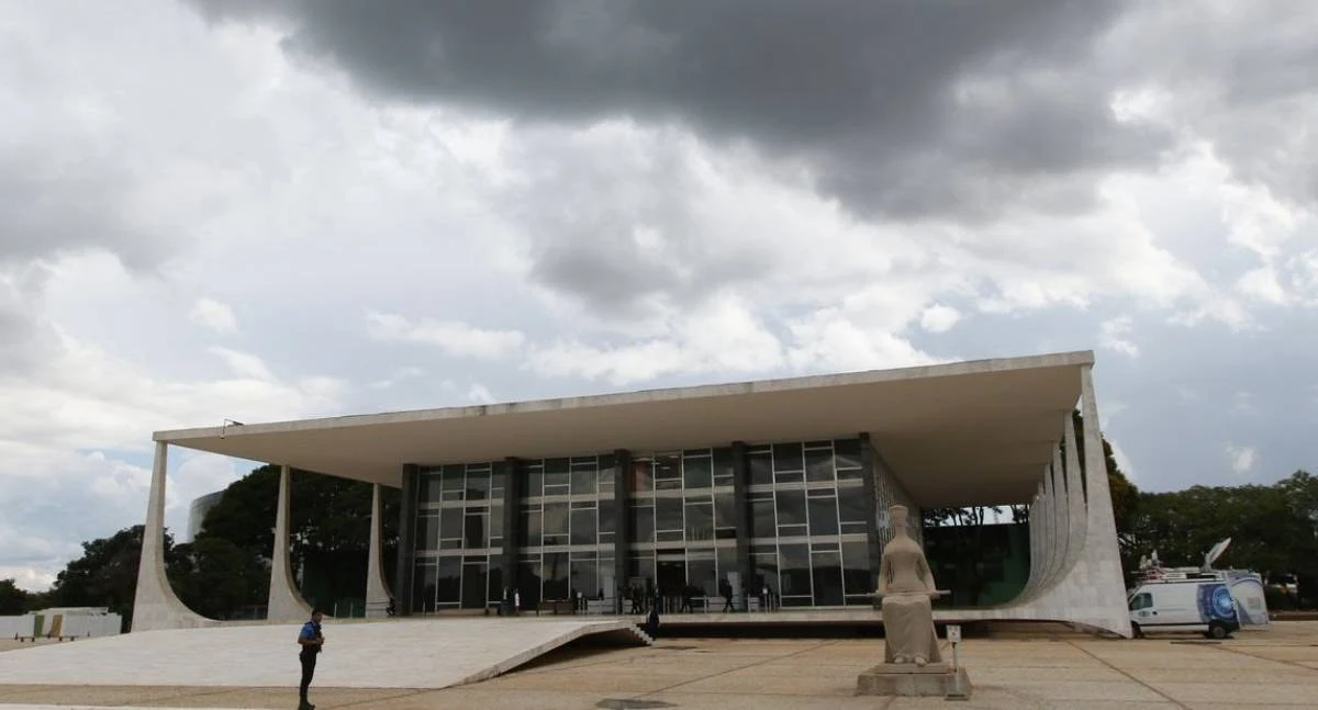 Ex-deputada Carla Zambelli solicita salvo-conduto ao STF para retornar ao Brasil e votar em sua mãe