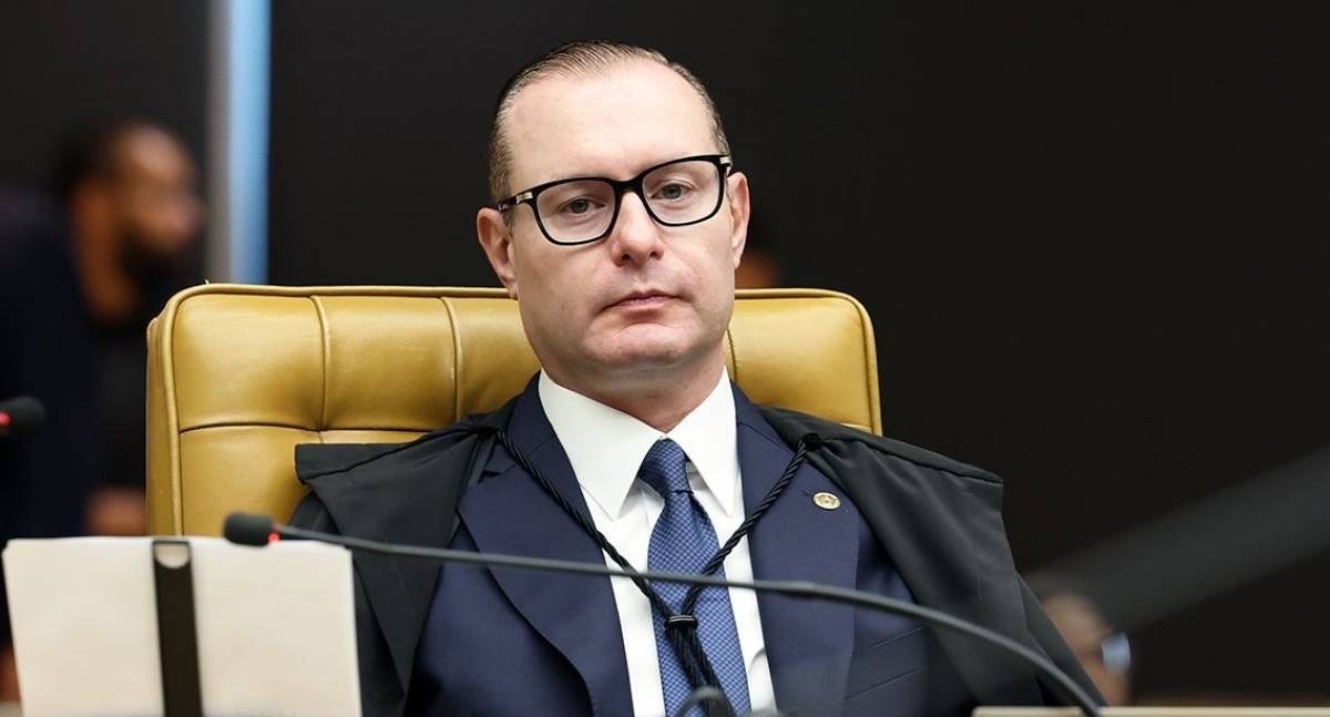 Cristiano Zanin dá prazo para Anatel se manifestar sobre acesso à internet móvel nas eleições