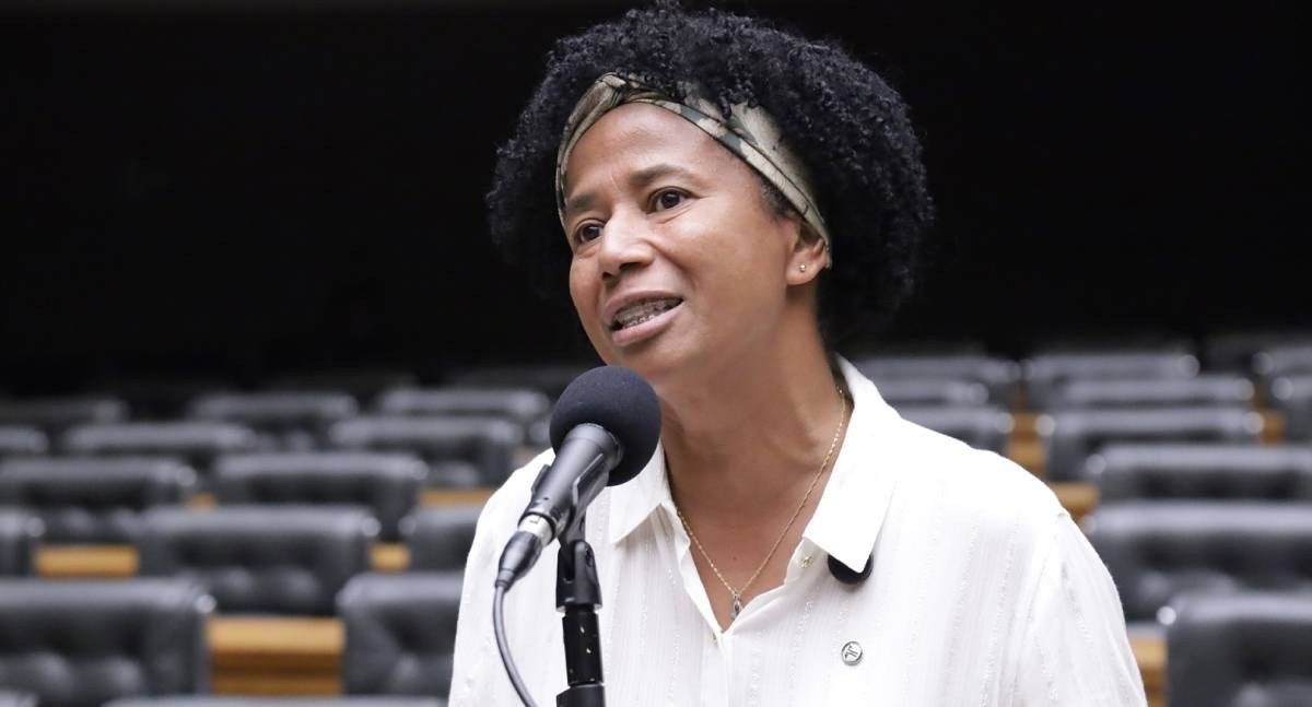 Sílvia Cristina firma compromissos com a juventude